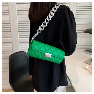 Détail du sac à bandoulière matelassé vert citron avec chaîne argentée épaisse