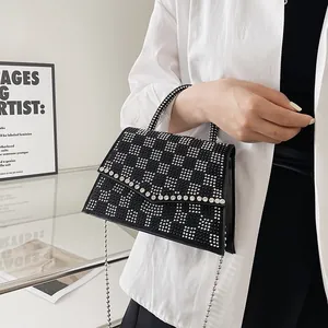 Elegante borsa a tracolla nera con motivo a scacchi in strass e manico in cristallo di lusso