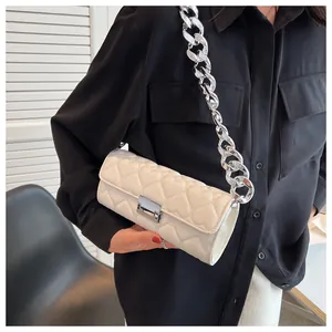 Détail du sac à bandoulière blanc matelassé cœur avec chaîne en métal argenté et fermoir