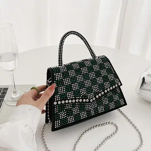 Borsa a mano con strass a scacchi verdi e argento e tracolla a catena con sfere