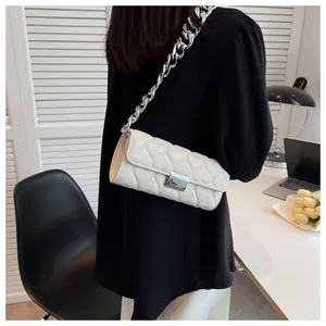 Détail du sac à bandoulière blanc cassé avec surpiqûres cœur et grosse chaîne argentée