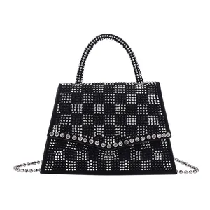 Borsa a mano con strass a scacchi neri e bianchi e tracolla a catena perlata