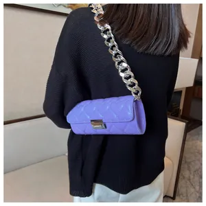 Détail du sac bandoulière violet matelassé à cœurs avec chaîne en métal argenté