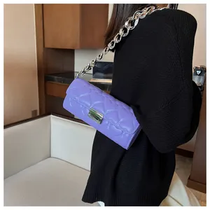 Détail du sac bandoulière lilas avec matelassage cœur, chaîne argentée et fermoir métal