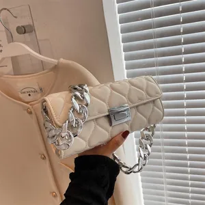 Sac à bandoulière blanc crème matelassé en cœur avec chaîne argentée pour femme
