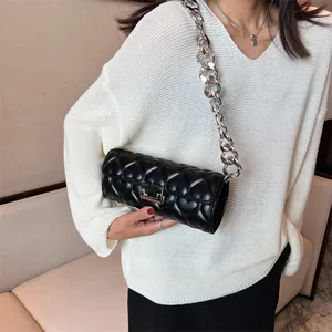 Sac à bandoulière noir matelassé en cœur avec une épaisse chaîne argentée pour femme