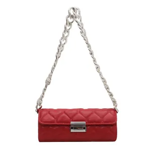 Sac à main rouge matelassé en cœur pour femme avec bandoulière chaîne argentée chic