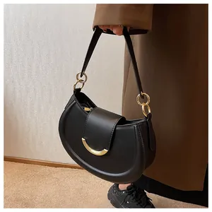 Details der schwarzen Satteltasche mit goldener Metallschnalle und Lederstruktur