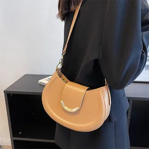 Modische camel Satteltasche in Halbmondform mit goldenen Beschlägen zum schwarzen Blazer
