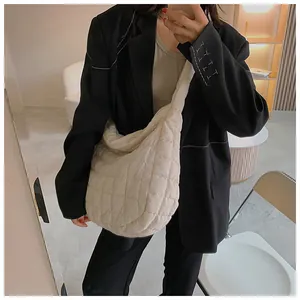 Vue détaillée du grand sac nuage matelassé blanc crème avec texture hobo moelleuse