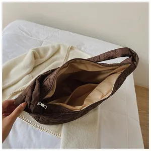 Sac bandoulière matelassé marron grande capacité avec fermeture éclair pour femme