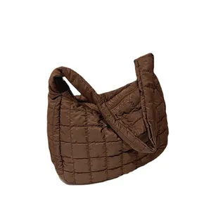 Sac hobo matelassé marron foncé en nylon bouffant avec fermeture éclair pour femmes