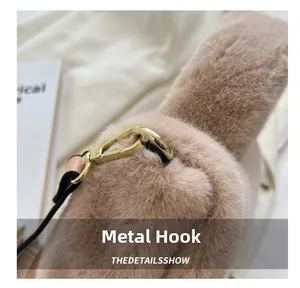 Détail du crochet métallique doré brillant sur un sac à main en peluche douce pour l'hiver