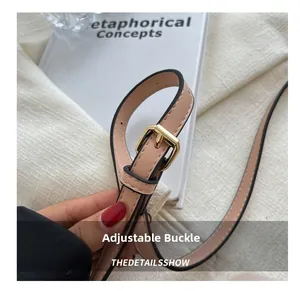 Détail de la bandoulière en cuir rose avec boucle dorée réglable pour sac bandoulière