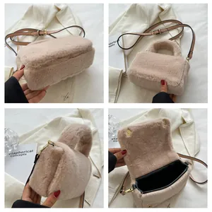 Vue détaillée de la texture en fausse fourrure douce, des boucles dorées et de la doublure