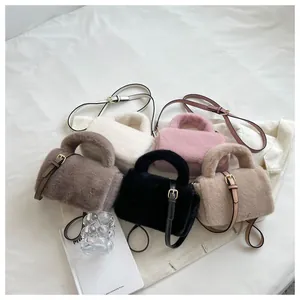 Vue détaillée de sacs bandoulière en fausse fourrure peluche en cinq couleurs d'automne