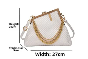 Weiße Abendtasche mit Textur und Maßen 27cm Breite und 23cm Höhe mit eleganter Kette