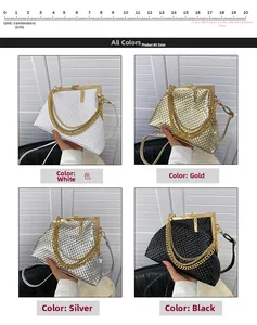 Detailansicht der Briefumschlag-Taschen in Weiß, Gold, Silber und Schwarz mit Ketten