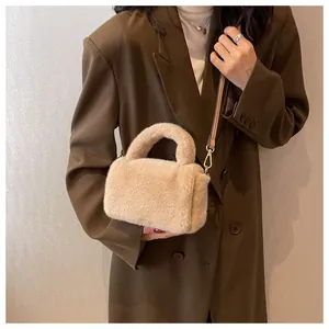 Détail du sac bandoulière en peluche couleur thé au lait avec sangle amovible et métal doré