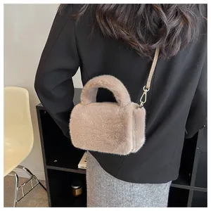 Détail de la texture en peluche et des crochets dorés du sac à bandoulière de couleur kaki