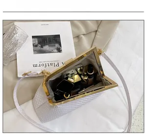 Innenkapazität der weißen Abendtasche mit Platz für Handy und Lippenstifte