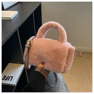 Vue détaillée du sac bandoulière en peluche rose avec texture douce en fausse fourrure