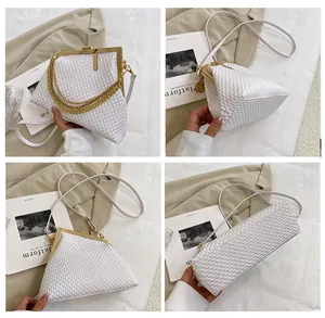 Detailansichten einer weißen Handtasche mit Schuppenstruktur, Goldkette und Verschluss