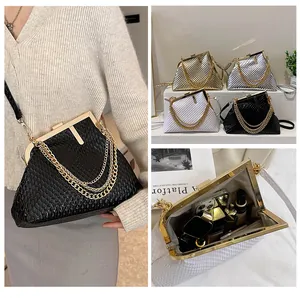 Makroansicht der Metallic-Abendtasche mit Platz für Handy und Make-up im Innenraum