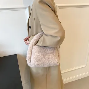 Minimalistische cremeweiße Lammwoll-Eimertasche für Damen, perfekt für den Herbst und Winter