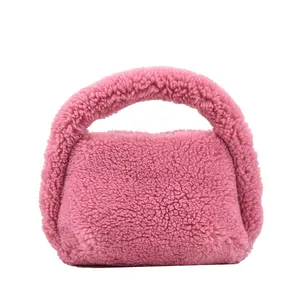 Minimalistische rosa Plüsch-Handtasche aus weichem Teddyfell in abgerundetem Beutel-Design