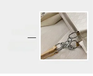 Dettaglio della catena d'argento rinforzata sulla borsa a mano in PU bianco crema