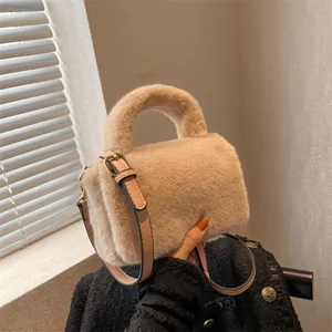 Sac Bandoulière Femme en Peluche Fausse Fourrure Hiver Mode Petit Sac à Main Carré Fermoir Magnétique Élégant Sac de Travail