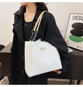 Borsa tote trapuntata bianca con catena argentata, dettaglio borsa a spalla elegante