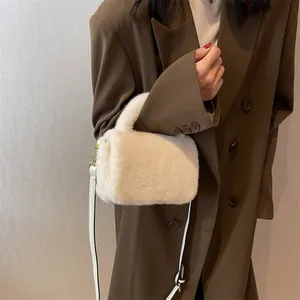 Sac à main chic en fausse fourrure beige avec texture peluche et détails dorés