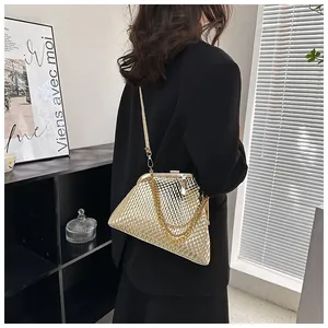 Detailansicht der goldenen Abendtasche mit Schuppenstruktur und Metallkette