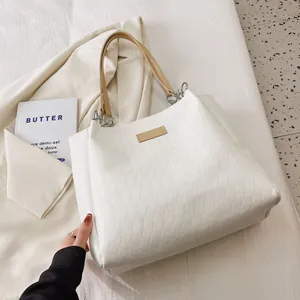 Borsa tote bianca trapuntata con manici in pelle marrone e catena argentata