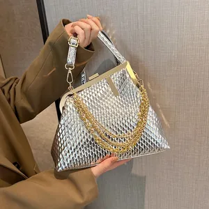 Vintage silberne Handtasche mit Metallic-Struktur und elegantem Kettenriemen