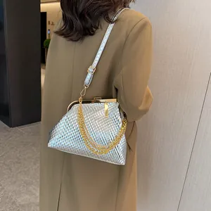 Elegante silberne Abendtasche mit Schuppenstruktur und goldenem Ketten-Schultergurt