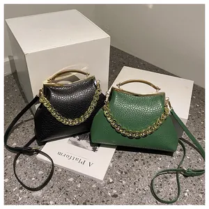 Details van vintage schelptassen met gouden kettinghandvatten in zwart en groen