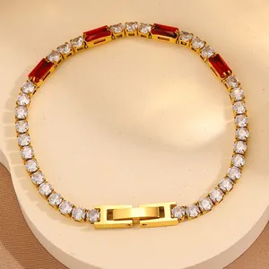Détail du bracelet tennis en acier doré 18k avec pierres rouges et zirconiums