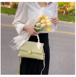 Sac à main vert sauge avec anse en foulard de soie et fermoir métallique doré