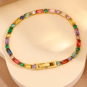 Détail macro du bracelet en pierres multicolores dorées avec fermoir à boucle déployante