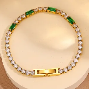 Détail du bracelet tennis doré orné de zircons blancs et de pierres vert émeraude