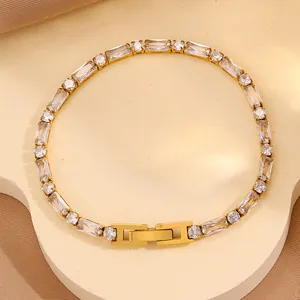 Détail du bracelet doré avec zircons ronds et rectangulaires et fermoir à cliquet