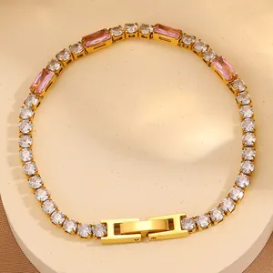 Détail du bracelet tennis plaqué or 18k avec zircons roses rectangulaires et blancs