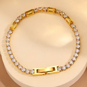 Vue détaillée du bracelet tennis plaqué or 18k avec zircons ronds et rectangulaires jaunes