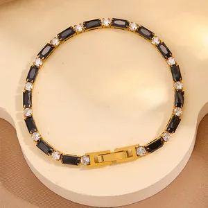Détail macro du bracelet plaqué or avec pierres précieuses noires et claires alternées
