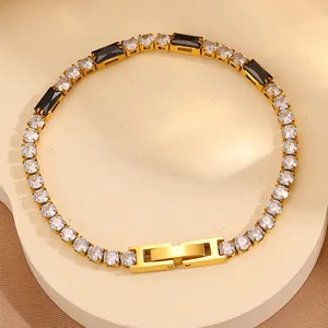 Détail d'un bracelet plaqué or 18 carats avec zircons blancs et pierres noires rectangulaires
