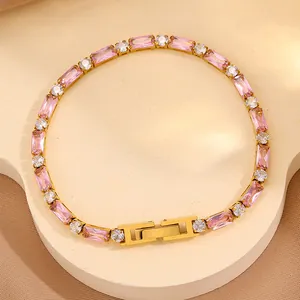 Détail d'un bracelet doré avec pierres roses rectangulaires et zircons ronds