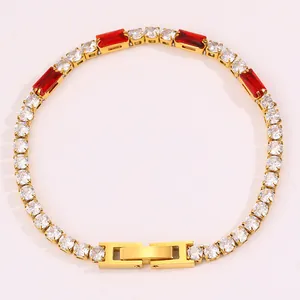 Détail du bracelet tennis plaqué or avec rubis rouges et pierres de zircone cubique blanches
